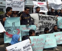 Ilustrasi - Puluhan jurnalis di Malang, Jawa Timur, berunjuk rasa mengecam kekerasan terhadap jurnalis yang sering terjadi di beberapa daerah di Indonesia. (KOMPAS.com/ Yatimul Ainun)