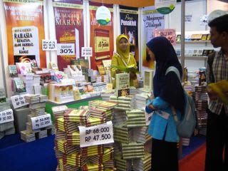 Ilustrasi - Suasana Islamic Book Fair 2008. (jakartadailyphoto.com / ollie)