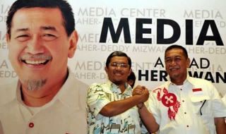 Pasangan calon gubernur Jabar Ahmad Heryawan-Deddy Mizwar bersalaman saat memantau hasil perhitungan cepat (Quick Count) di Media Center Aher-Deddy di Bandung, Jawa Barat, Ahad (24/2). (Republika/Prayogi)