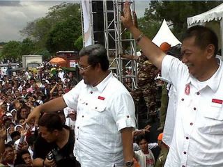Pasangan calon gubernur nomor 4 Aher-Deddy Mizwar, berkampanye terbuka di hadapan ribuan pendukungnya di Lapangan Dadaha, Tasikmalaya, Ahad  siang (17/2/2013). (KOMPAS.com/IRWAN NUGRAHA)