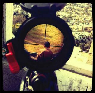 Foto bocah Palestina dalam sasaran sniper Israel yang memicu kemarahan. (inet)