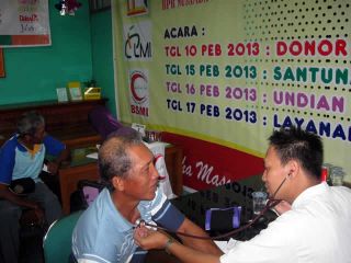 Bakti Sosial pengobatan gratis yang diselenggarakan oleh BSMI dan LMI Tulungagung bekerja sama dengan BPR Nusamba yang dilaksanakan pada hari Ahad (17/02/13) di Ngunut Tulungagung. (Hasan Safari)