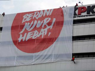 Ilustrasi - Gedung KPK dengan spanduk besar "Berani Jujur Hebat". (thejakartapost.com)