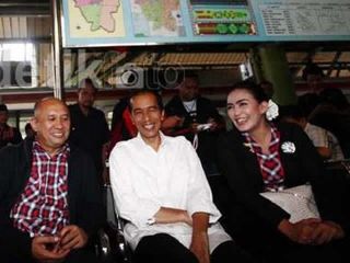 Jokowi dan pasangan Rieke-Teten. (detikcom)