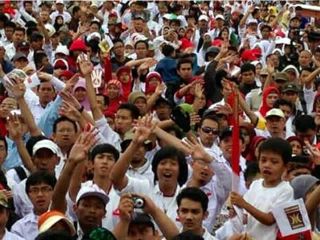 Massa pendukung pasangan Aher-Deddy Mizwar putihkan Gasibu Bandung, 20 Februari 2013. (Facebook.com / AherDeddyMizwar)
