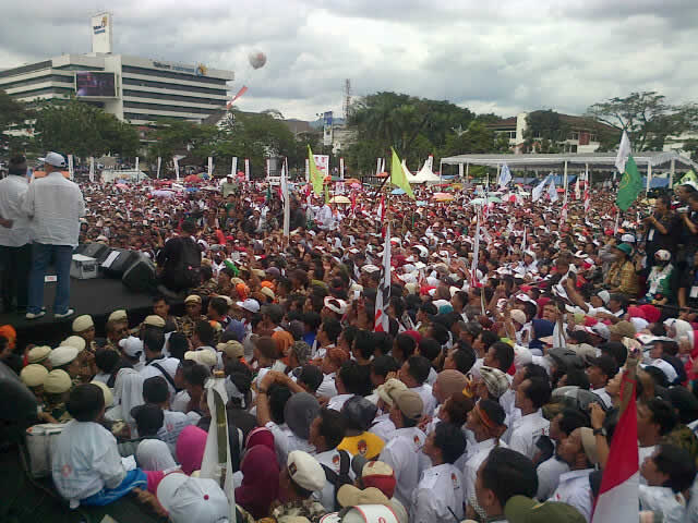Massa pendukung pasangan Aher-Deddy Mizwar putihkan Gasibu Bandung, 20 Februari 2013. (Twitter.com / AHER_DEMIZ)
