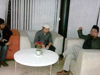 Saat mewawancarai Kang Abik di Maroko. (Sukmahadi)