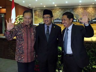 Sohibul Iman (tengah) bersama Hidayat Nur Wahid (kiri) dan Anis Matta (kanan) setelah pelantikan dirinya sebagai Wakil Ketua DPR RI menggantikan Anis Matta di DPR, Selasa (26/2). (ist)