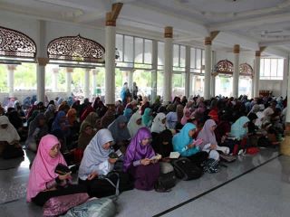 Ratusan kader Partai Keadilan Sejahtera (PKS) Kota Banda Aceh lakukan konsolidasi untuk perkuat ruhiyah dengan tema: “Yaumun Ma’al Qur’an atau “Sehari Bersama Alqur’an”.  Acara yang berbentuk tilawah, tadabbur, muhasabah dan zikir ini dimulai pukul 14.00 s/d 18.15 WIB dipusatkan di Mesjid al-Badar, Lampinueng, Banda Aceh  (Sabtu, 16/2/2013) dan diikuti oleh 600 orang kader PKS Banda Aceh. (Dok PKS Banda Aceh)
