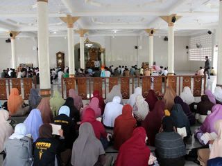 Ratusan kader Partai Keadilan Sejahtera (PKS) Kota Banda Aceh lakukan konsolidasi untuk perkuat ruhiyah dengan tema: “Yaumun Ma’al Qur’an atau “Sehari Bersama Alqur’an”.  Acara yang berbentuk tilawah, tadabbur, muhasabah dan zikir ini dimulai pukul 14.00 s/d 18.15 WIB dipusatkan di Mesjid al-Badar, Lampinueng, Banda Aceh  (Sabtu, 16/2/2013) dan diikuti oleh 600 orang kader PKS Banda Aceh. (Dok PKS Banda Aceh)
