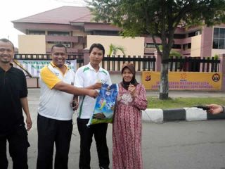 Pembagian door prize kepada salah satu peserta acara Senam PKS Nusantara yang dikuti oleh kader PKS, warga dan beberapa tokoh masyarakat Kota Banda Aceh di arena Car Free Day Jalan Daud Beureueh Depan Kantor Bulog (Minggu, 24/02/2013). (Dok. PKS Kota Banda Aceh)
