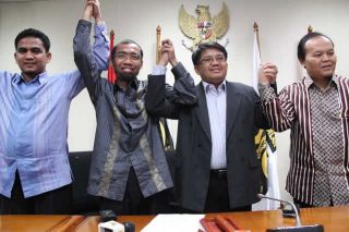 Mohamad Sohibul Iman (ketiga dari kiri) menggantikan Muhammad Anis Matta sebagai Wakil Ketua Dewan Perwakilan Rakyat (DPR) Republik Indonesia (RI) periode 2009-2014 tersisa. (ist)