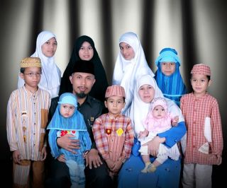 Mahyeldi Ansharullah dan keluarga. (mahyeldiforpadang.com)