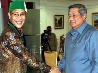 Presiden Susilo Bambang Yudhoyono (kanan) ketika menerima Ketua Umum Pengurus Besar Himpunan Mahasiswa Islam (PB HMI) Noer Fajrieansyah (kiri). (Antara/ Prasetyo Utomo)
