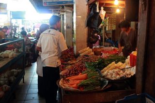 PKS Padang menggelar program "Gerakan 30.000 berbelanja tanpa menawar” di pasar Alai kecamatan Padang Timur, Minggu (24/2/2013). (Dok PKS Padang)