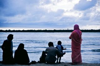 Ilustrasi - Sebuah keluarga muslim di pinggir pantai. (flickr.com / thaths)