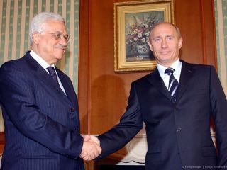 Foto ketika Presiden Rusia Vladimir Putin (kanan) bertemu dengan Presiden Palestina Mahmoud Abbas (kiri), pada tanggal 15 Mei 2006. di Rusia. (Getty Images)