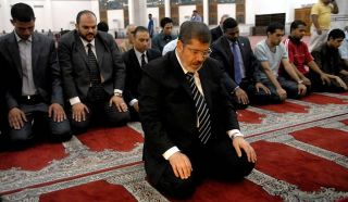 Presiden Mesir Muhammad Mursi menjadi imam shalat. (AFP)