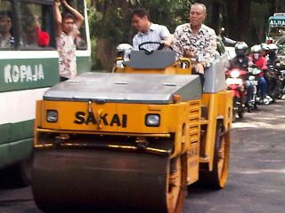 Walikota Depok Nur Mahmudi Isma`il terjun langsung ikut serta melakukan pengaspalan jalan, dan mengemudikan alat untuk menempelkan bahan hotmik tersebut, Kamis (14/3/13). (depoknews)