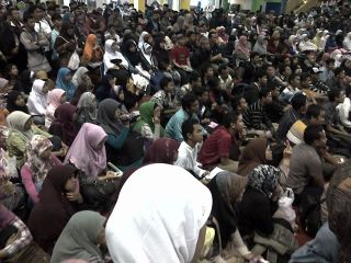 Suasana penonton dalam sebuah acara bedah buku di Islamic Book Fair 2013, Istora Gelora Bung Karno, Senayan Jakarta, Sabtu (9/3/2013). (mahdi)