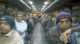 Warga Palestina dalam bus (AFP/okezone)