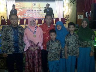 Syayma Karimah dan keluarga saat wisuda di SMA IT Al-Kahfi, Bogor, Juni 2012. (Facebook / Dok. Syayma Karimah)