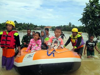 Relawan ACT melakukan evakuasi korban banjir luapan sungai Bengawan Solo, Sabtu (13/4/2013). (Dok ACT)