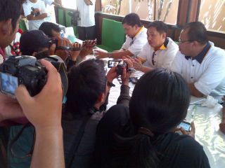 Presiden PKS Anis Matta didamping Sekjen Taufik Ridho dan anggota DPR Fahri Hamzah memberikan keterangan pers usai makan siang di Resoran Banjar Sari, Samarinda, Kalimantan Timur, Sabtu (13/4/2013). (ist)