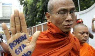 Kebencian Ratusan Biksu Budha Myanmar Terhadap etnis Muslim Rohingnya (inet)