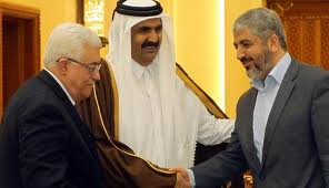 Presiden Palestina Mahmoud Abbas (ki) dan Pemimpin Hamas Khaled Meshaal (ka)