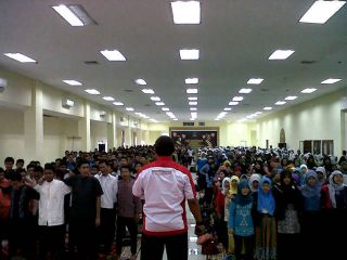 Training oleh Friends Club (FC) Batam untuk mewujudkan UN berkualitas, Sabtu (6/4/2013), di gedung Lembaga Adat Melayu (LAM), Batam. Dihadiri oleh 1.000 pelajar SMA maupun SMP kota Batam. (Puri Suryani)