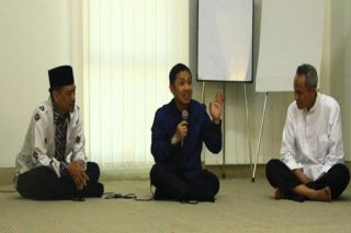  Anis Matta bersama Fikri Faqih berbincang dengan pengusaha Toha Putra Hasan Putra di Semarang, 
