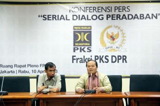 Konferensi Pers "Serial Dialog Peradaban", oleh Fraksi PKS DPR RI, Rabu (10/4/20130. (ist)