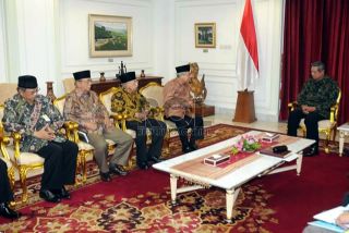 Presiden Susilo Bambang Yudhoyono menerima jajaran pengurus Majelis Ulama Indonesia (MUI) di Istana Merdeka, Jakarta, Rabu (3/4). (Republika/Aditya Pradana Putra)