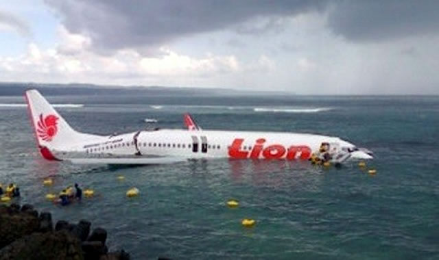 Pesawat Lion Air tampak terbelah di bagian ekor saat tergelincir dan jatuh di perairan laut pada Sabtu (13/4/2013) di dekat Bandara Ngurah Rai, Bali. (ROL)