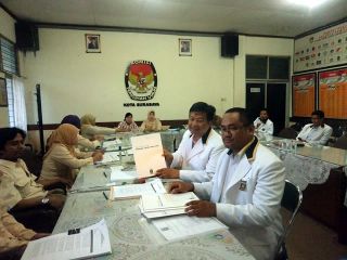 PKS Surabaya dengan menyerahkan Daftar Caleg Sementara (DCS) ke Komisi Pemilihan Umum (KPU) Surabaya, pada Rabu (10/4/2013). (ist)