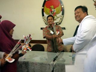 PKS Surabaya dengan menyerahkan Daftar Caleg Sementara (DCS) ke Komisi Pemilihan Umum (KPU) Surabaya, pada Rabu (10/4/2013). (ist)