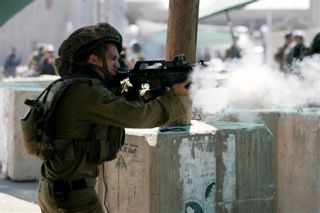 Ilustrasi - Tentara Israel yang radikal menembaklam gas air mata ke arah demonstran Palestina. (Majdi Mohammed/AP)