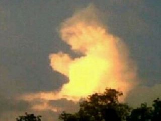 Foto awan menyerupai orang berdoa. (inet)