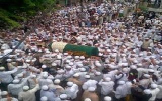 Foto pemakaman Al Habib Qadir bin Muhammad Al Haddad (Al Hawi), pada tanggal 11 Desember 2012 silam di Condet Jakarta Timur. (inet)