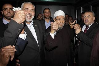 PM Haniya ketika menyambut Qardhawi di Gaza