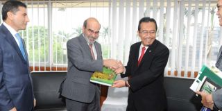 Menteri Pertanian Suswono berjabat tangan dengan Dirjen FAO Jose Graziano da Silva saat keduanya bertemu di Kementerian Pertanian, Jakarta, Senin (27/5).