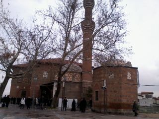 Masjid Tua Haji Bayram Kota Ankara [dibangun 15 abad yang lalu], yang tidak pernah sepi dari jamaah shalat.