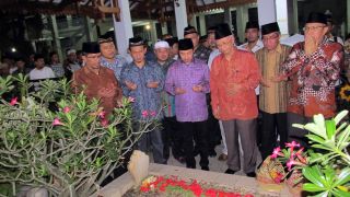 KH Salahuddin Wahid (Gus Sholah) dan Presiden PKS Anis Matta beserta jajaran DPP PKS ziarah ke makam KH Hasyim Asy'ari dan KH Abdurrahman Wahid (Gus Dur) di Jombang