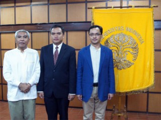 Dari kiri Kekanan: Dr. Donny Tjahja Rimbawan (baju putih), Dr. Firman Kurniawan Sujono (baju hitam) dan Dr. Guntur Freddy Prisanto (baju biru)