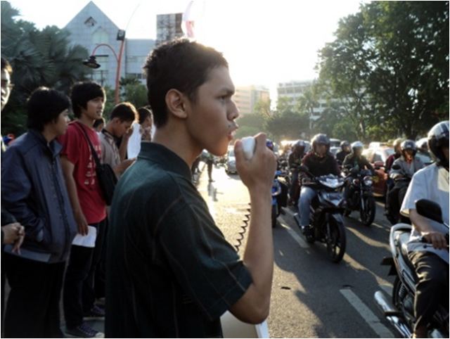 Mahasiswa Surabaya yang tergabung dalam “Aliansi Mahasiswa Indonesia Peduli Mesir” melakukan aksi menolak kudeta militer terhadap presiden Mursi di Mesir, Senin (29/7/2013), di depan gedung Grahadi. (ist)