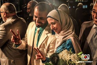 Pasangan pengantin Mesir di lapangan Rab'ah 'Adawiyah (facebook)