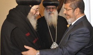 presiden-terpilih-mesir-mohammed-mursi-menyalami-uskup-koptik-beshoy-_120628105729-316