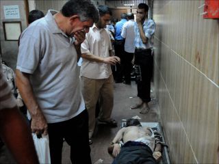Beberapa orang melihat salah satu korban pembantaian di Abu Za'bal