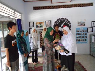 Sekjen FAM Indonesia Aliya Nurlela (kanan) menyambut siswa-siswi dari MAN 1 Jombang yang berkunjung ke kantor FAM Indonesia, Pare, Kediri, Jawa Timur. Siswa MAN 1 Jombang juga peserta Lomba Cipta Puisi bertema Mesir, Palestina dan Rohingya yang digelar FAM Indonesia